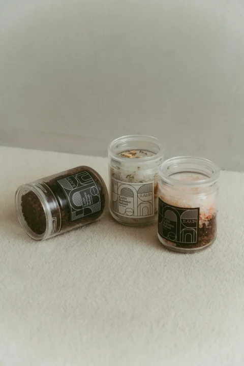 3つのガラス瓶に入った瞑想用バスソルト