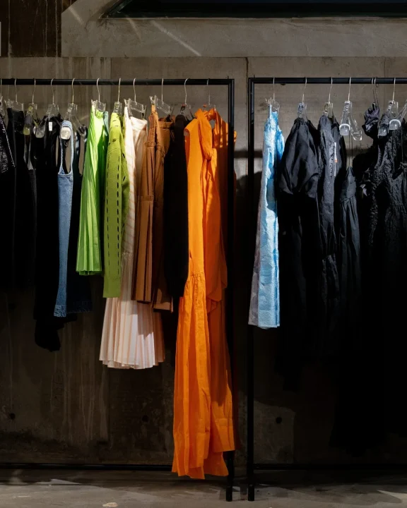 カラフルな服が吊るされたラック