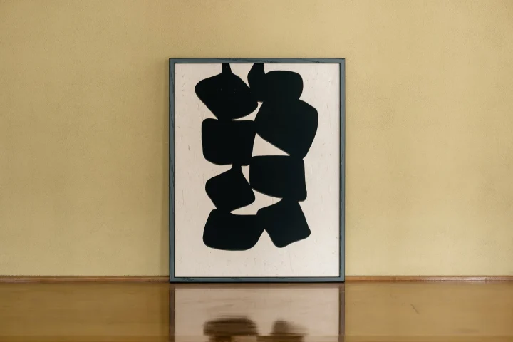 黄色い壁にもたれかかる抽象画