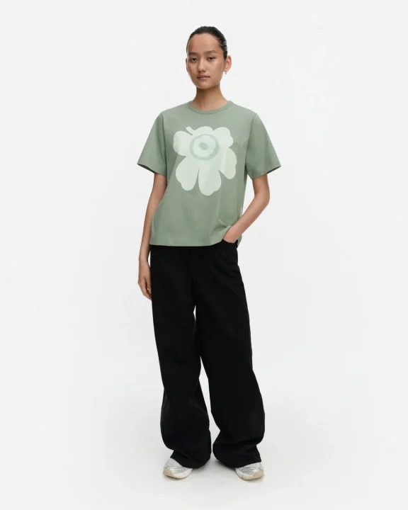 花柄Tシャツとパンツ