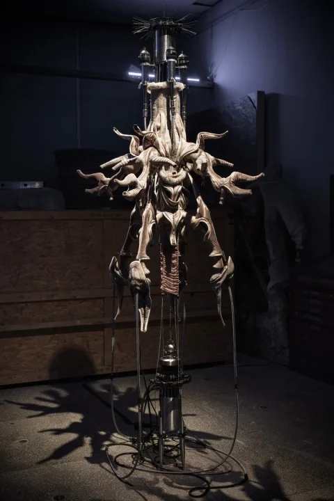 有機的かつ機械的な現代アート彫刻