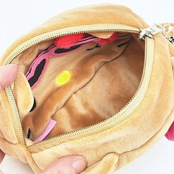 ライトブラウンのもこもことした素材のポーチが開けられた状態