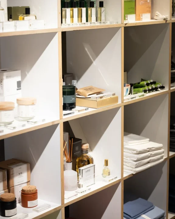 香水、アロマ、雑貨の陳列棚