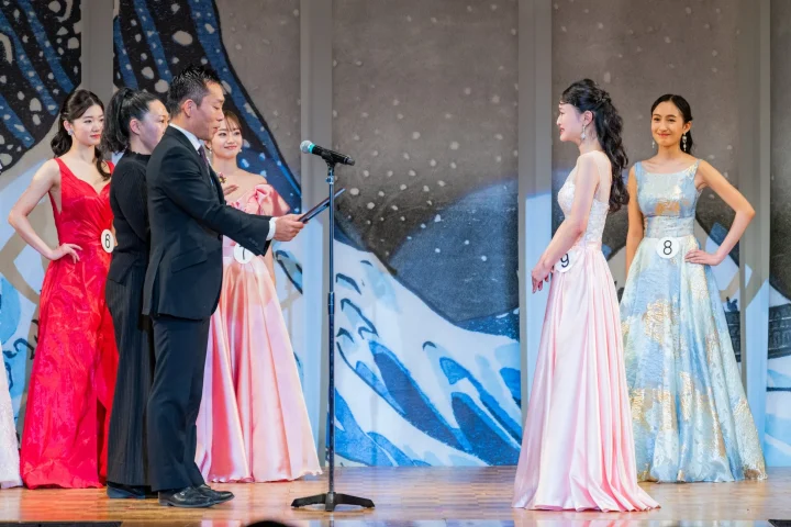 ステージ上で並ぶ女性たち