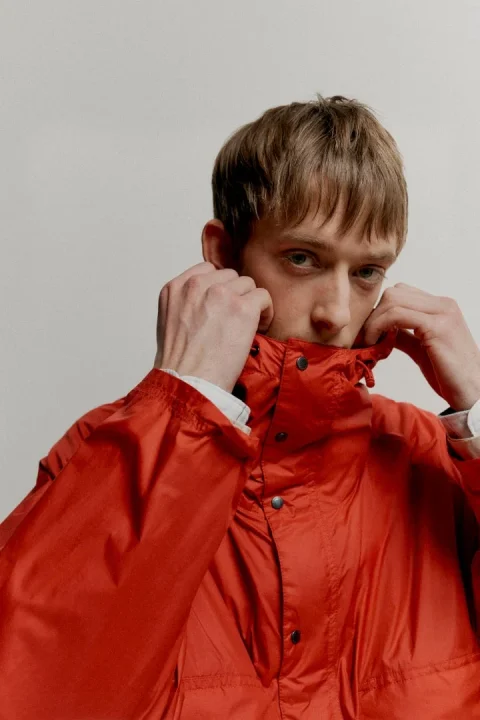 赤いジャケットを着用した男性モデルのクローズアップ