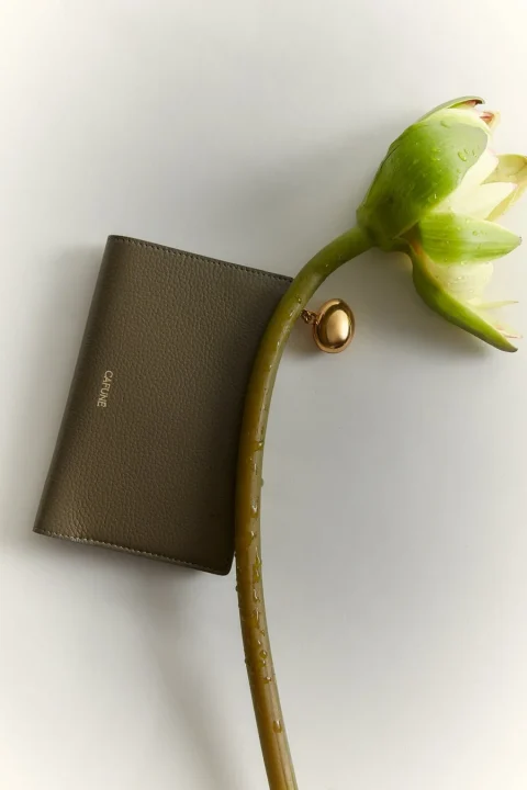 Moss色の革製財布とスイレン