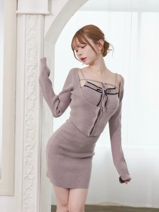 ベージュのニットセットアップを着たモデル