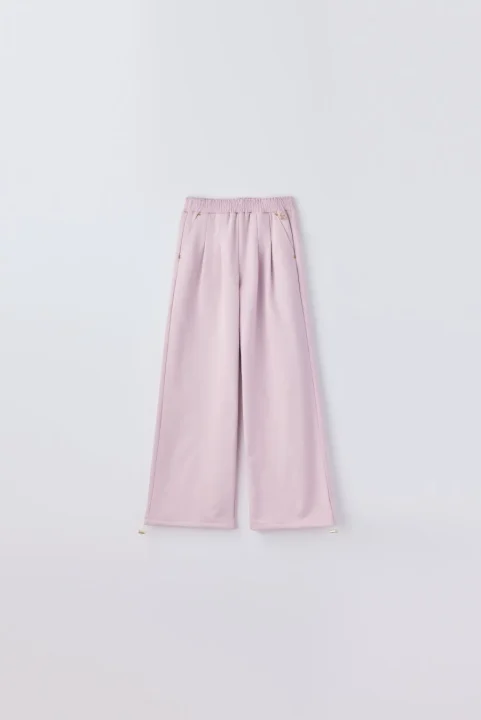 ラベンダー色のワイドパンツ