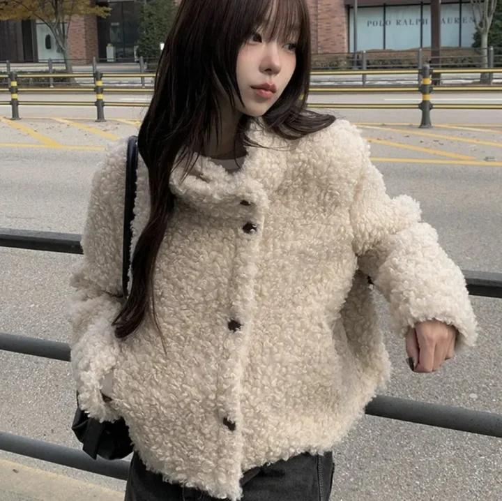 クリーム色のボアジャケット