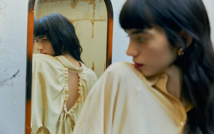 背中が開いたトップスのポートレート