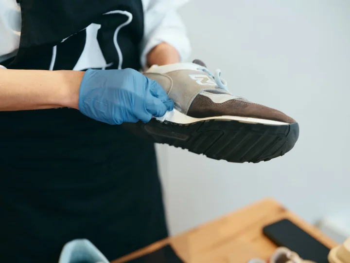 スニーカーのソールをクリーニングする様子