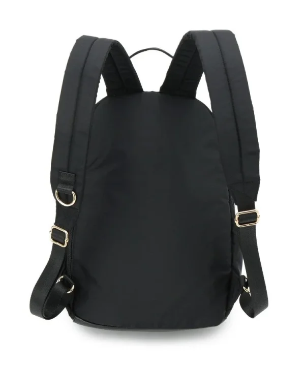 黒いリュックの背面