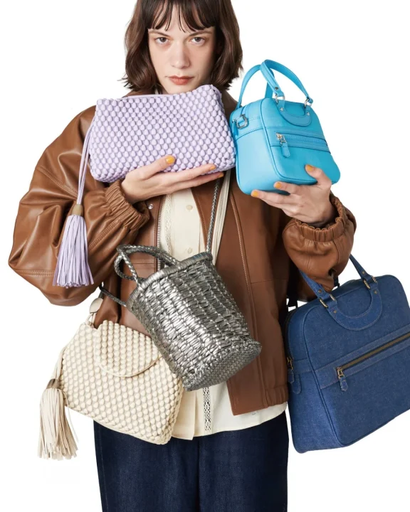 モデルとバッグのコラージュ