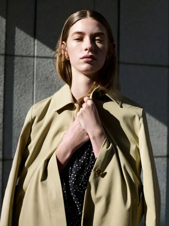 トレンチコートとドット柄セットアップ