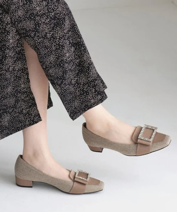 スクエアトゥとラメバックルが特徴のベージュのローヒールパンプス