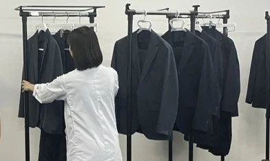 スーツが並ぶハンガーラック