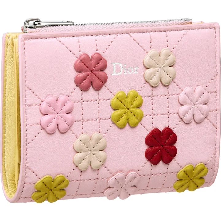 ピンクのキルティング財布にクローバー