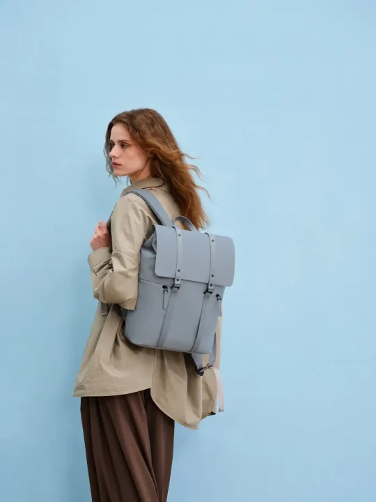 新色Graniteを背負ったモデル