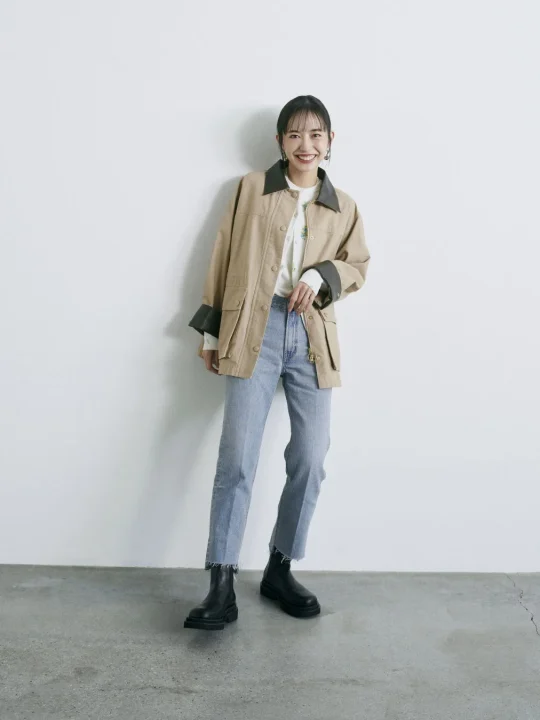 ベージュのジャケットとライトブルーのジーンズ