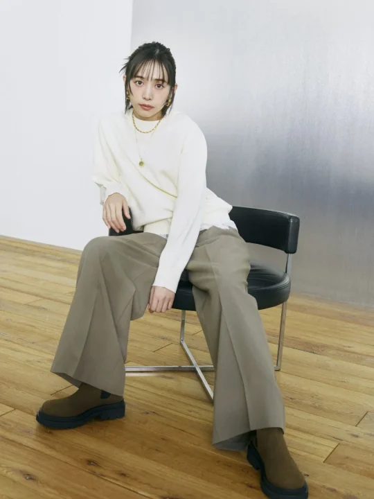 白いトップスとカーキのワイドパンツ