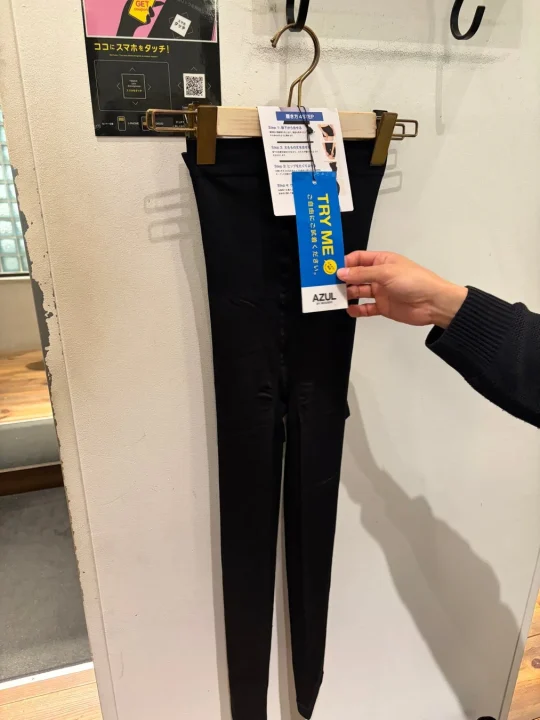 AZUL BY MOUSSY店舗でのレギンス試着案内