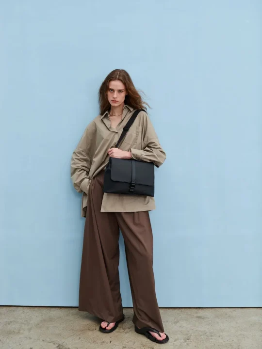 メッセンジャーバッグを提げた女性モデル