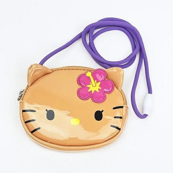 ハローキティの顔の形をしたベージュ色のコインケース