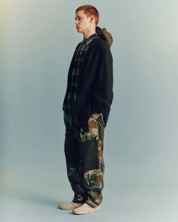 チェックシャツと迷彩柄パンツを着用した男性