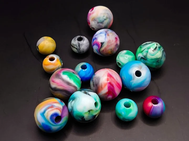 カラフルなマーブル模様のビーズ