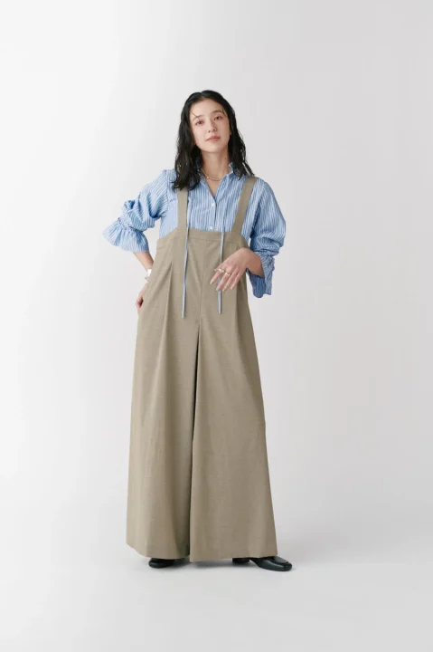 ストライプフリルシャツとオーバーオールのコーディネート