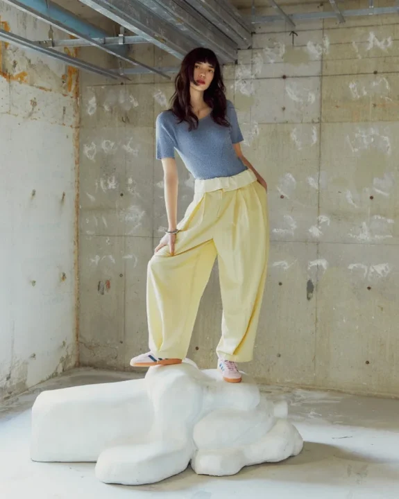 ブルーニットとイエローパンツのコーディネート
