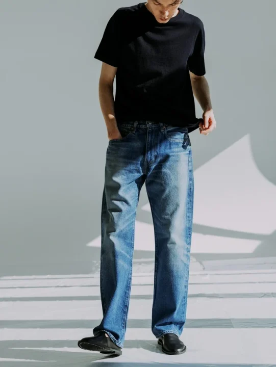 黒Tシャツとデニムを着用した男性モデル