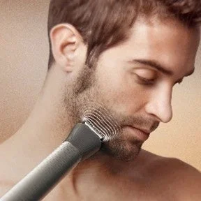 ヒゲを整える様子