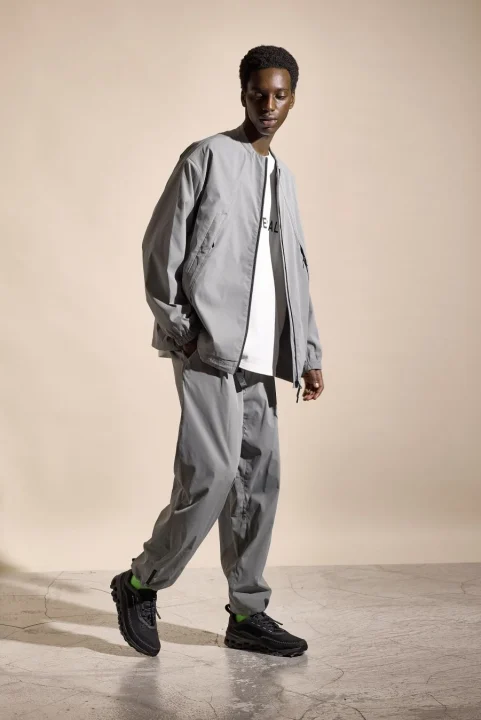 グレーのノーカラーブルゾン