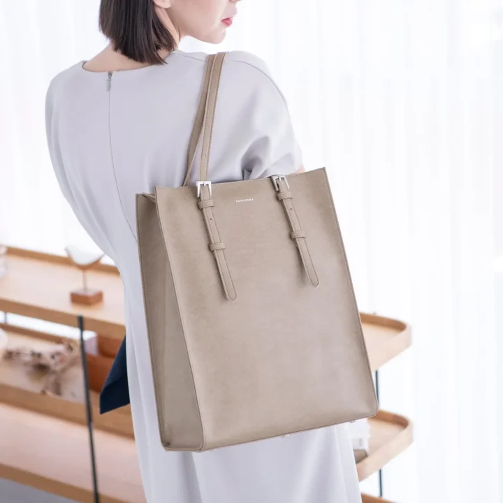 GENEの画像、女性が縦型トートバッグを肩にかけている