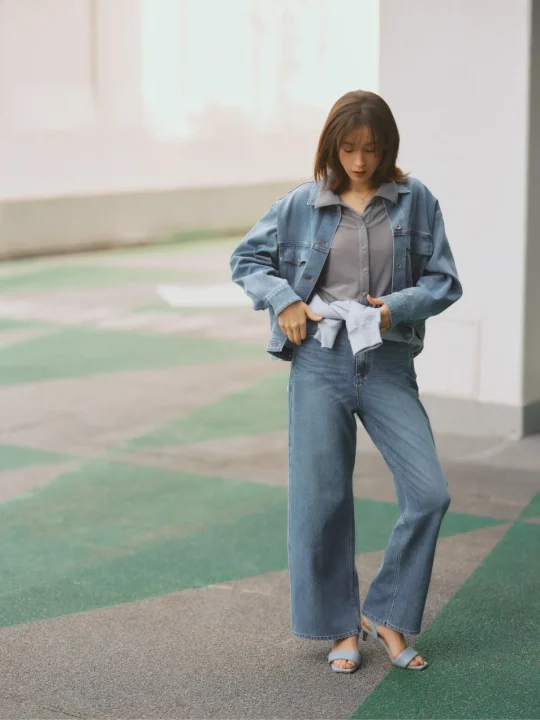 デニムジャケットとワイドレッグジーンズを着用した藤井サチさんのカジュアルな全身ショット