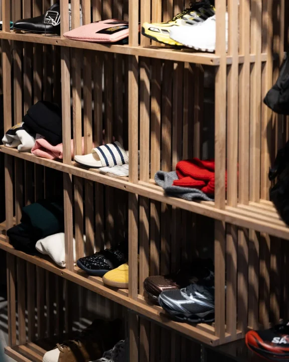 靴、サンダル、帽子の陳列棚