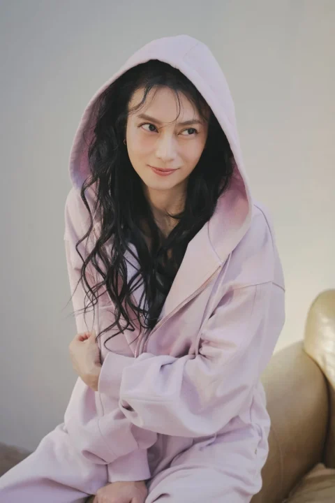 ピンクのフード付きパーカーを着た柴咲コウ