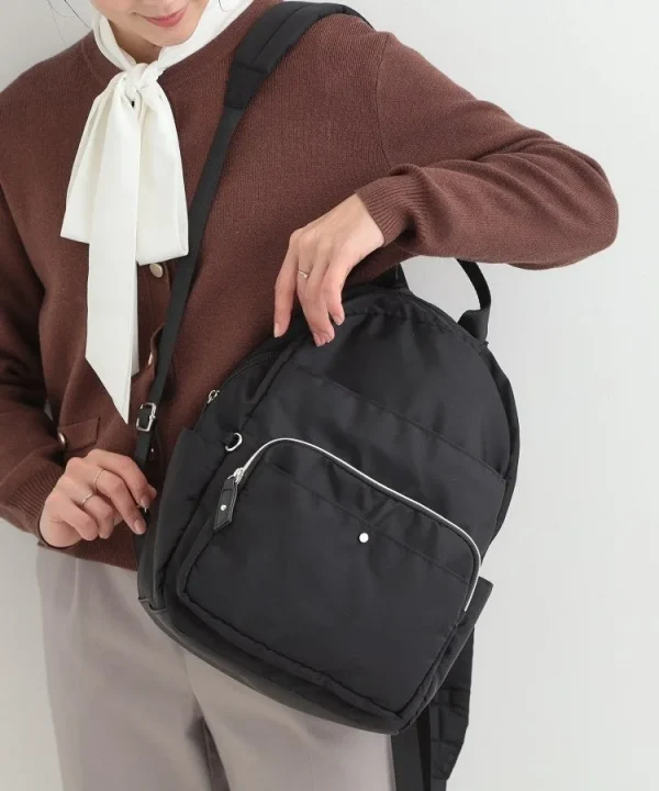 黒いリュックを持つ女性