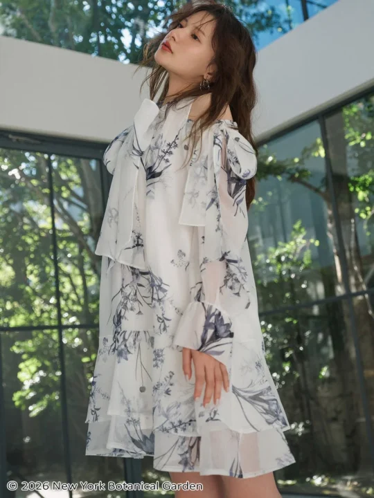 白い花柄フリルワンピース