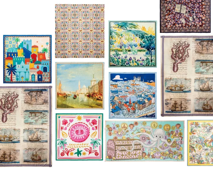 様々なデザインのスカーフやファブリックが複数並べられています