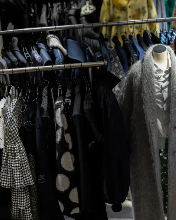 ハンガーラックにかけられた服