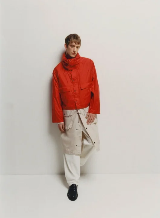 赤いジャケットを着用した男性モデル