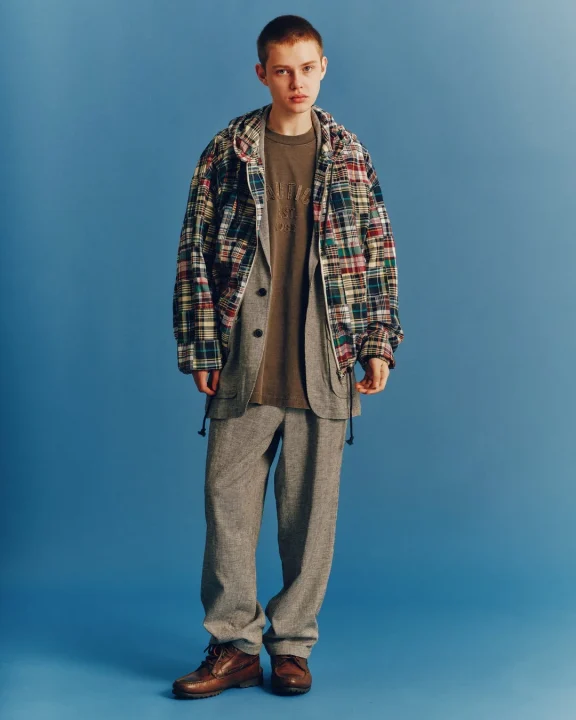 チェック柄パーカーとセットアップを着用した男性