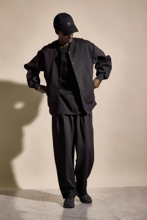 黒のブルゾンとワイドパンツ