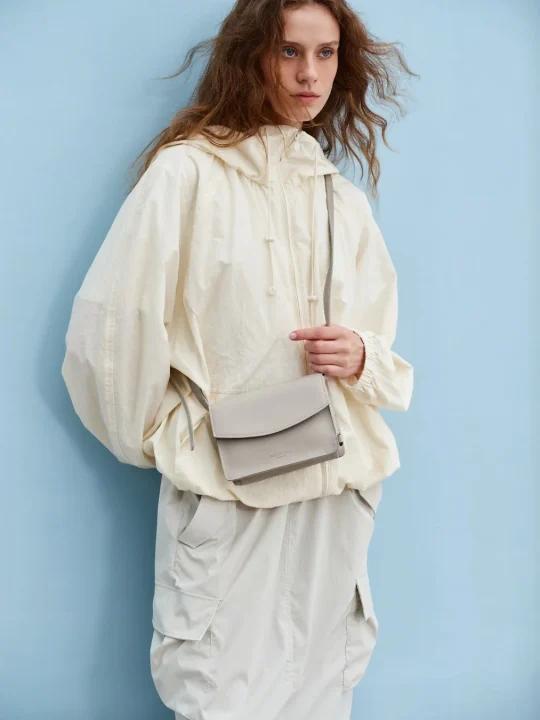 ショルダーバッグを提げた女性モデル