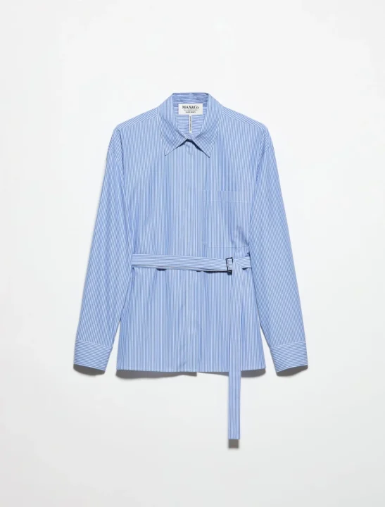 白と水色のストライプ柄の長袖シャツ