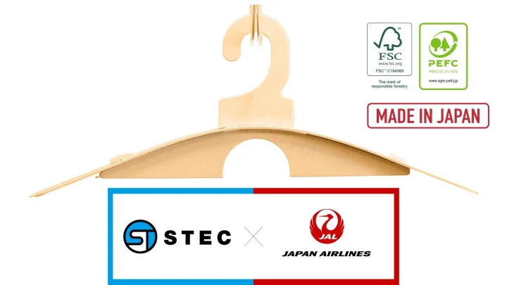 JALとSTECのロゴ入り紙製ハンガー