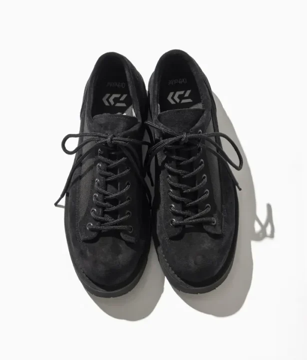 黒いスエード調のレースアップシューズ