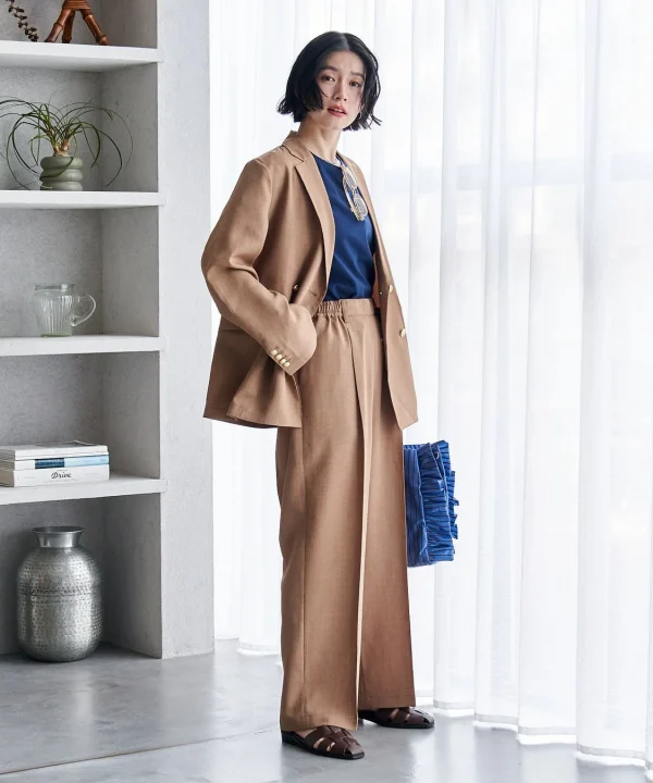 キャメル色のスーツを着用した女性